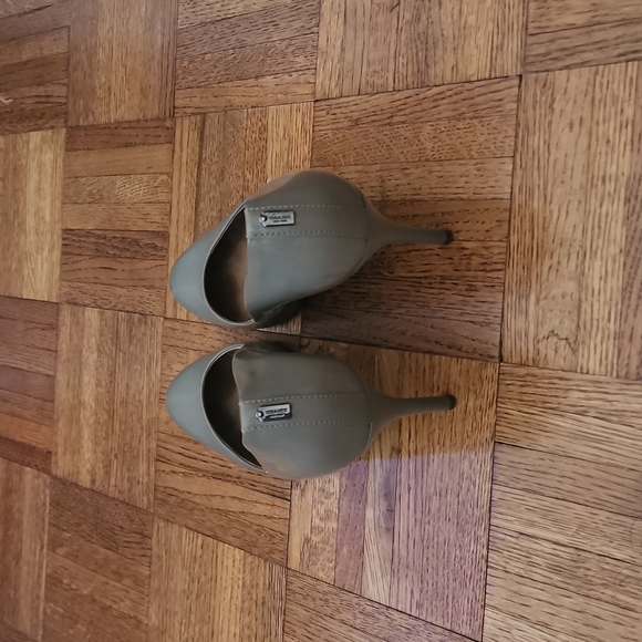 Coach patent leather taupe pumps 8.5b - Picture 3 of 5